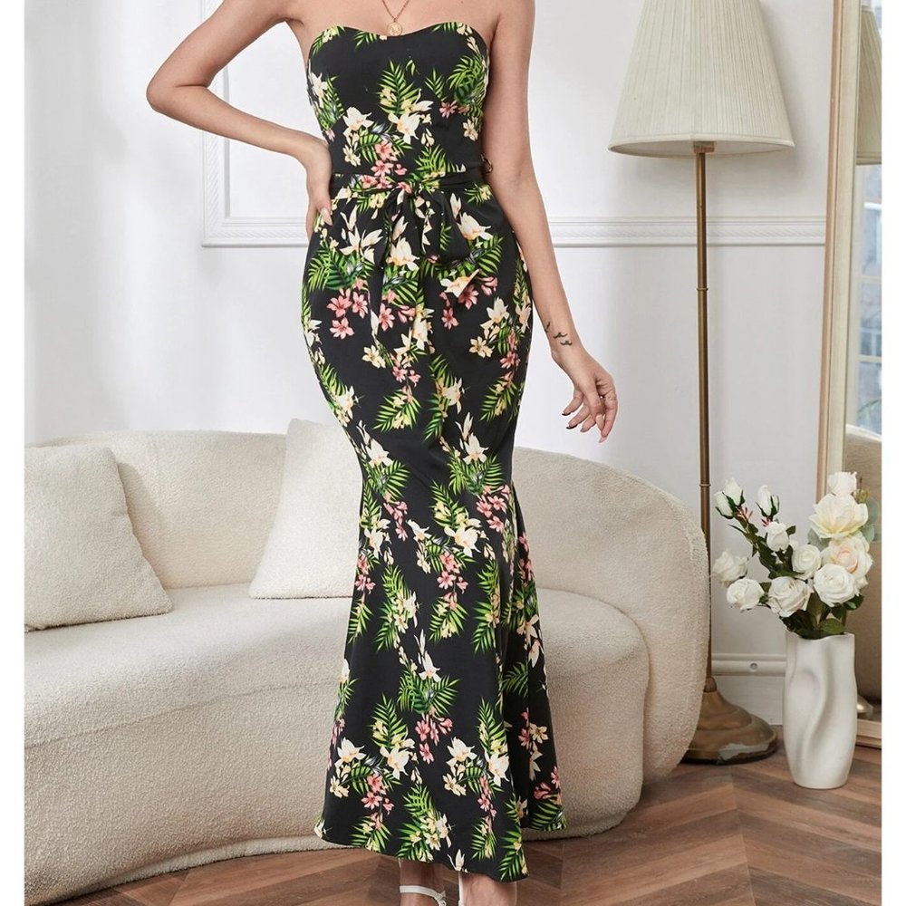 NEW! Size 4 or 6 Floral Print Belted Dress